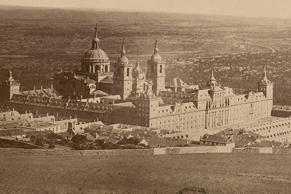 1. Jean Laurent, Vista del monasterio desde la presa, XIX secolo. Parigi, Bibliothèque de l’INHA